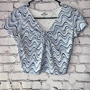 Hollister Cropped Short Sleeve Key Hole Funky Print Tee Size Medium